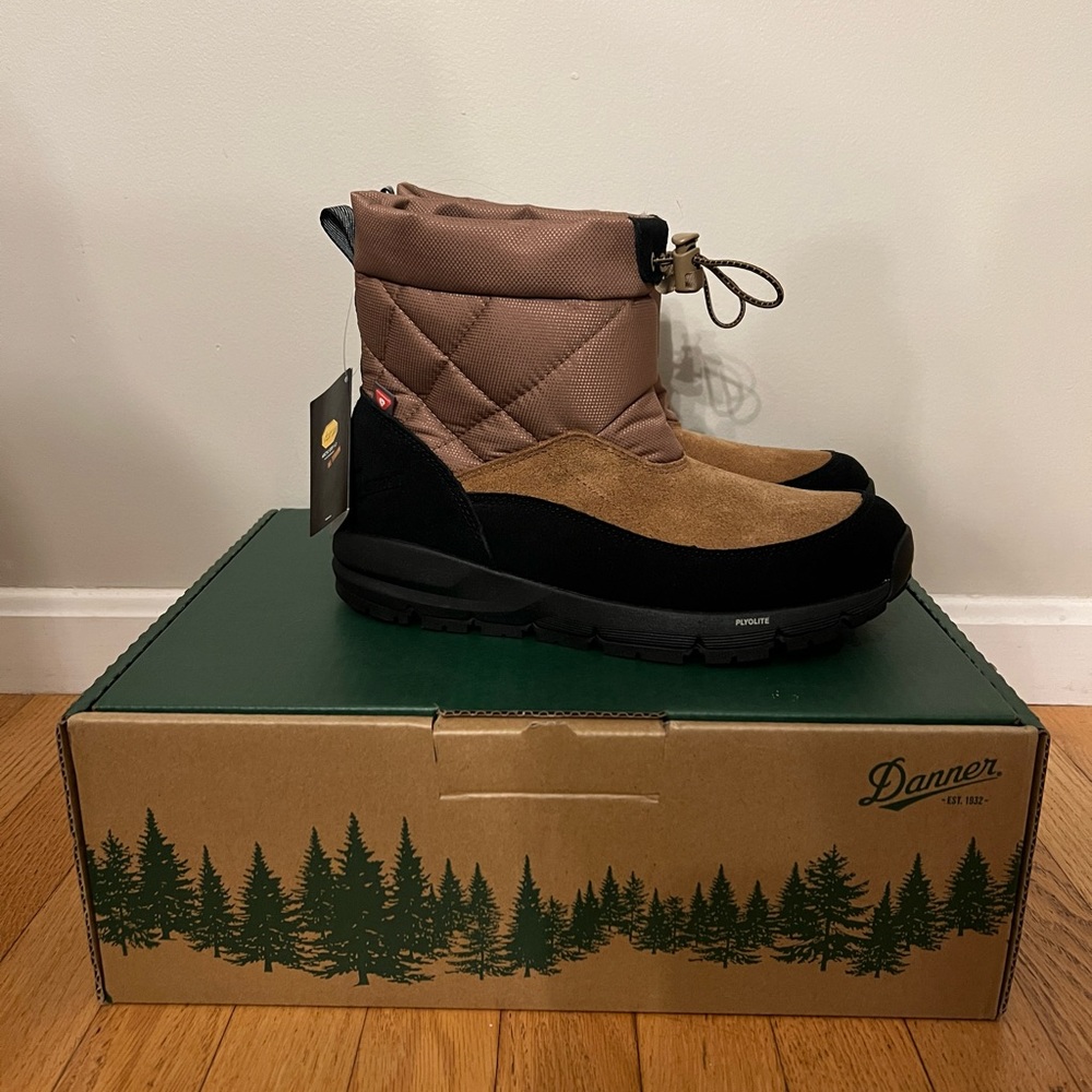 Brand new Women’s Danner cloud cap boots size 9